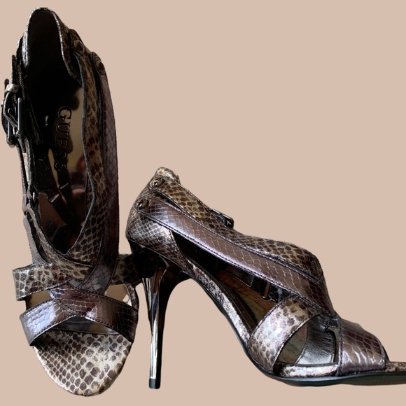 Guess Shoes - ☀️3 for $25 ☀️Guess snake print heels